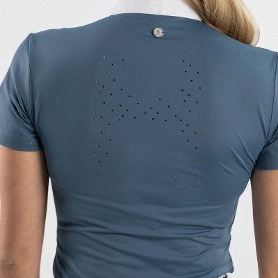 Camisola azul de manga curta com colarinho branco e cinto preto e branco xadrez