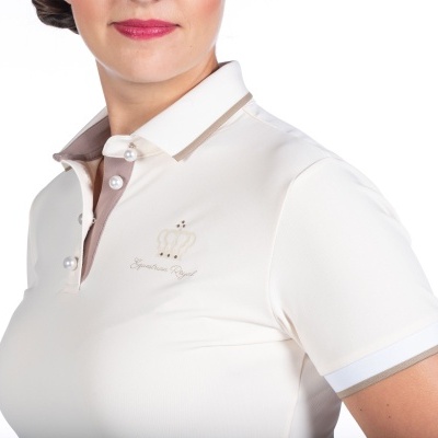 Pessoa usando camisa polo branca com detalhes em cinza e bege e bordado