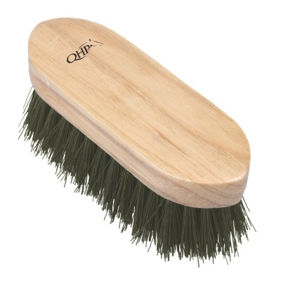 Escova de limpeza com cabo de madeira e cerdas verdes
