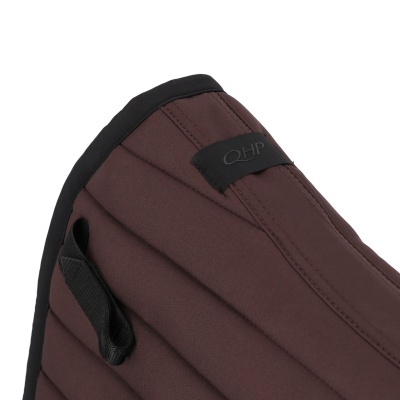 Capa acolchoada castanha com borda preta e etiqueta QHP.