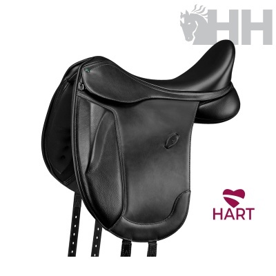 Sela de equitação preta em couro com tiras de ajuste e logotipo HART.