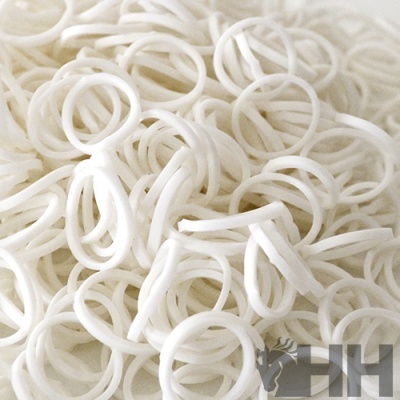 Vários elásticos brancos finos empilhados