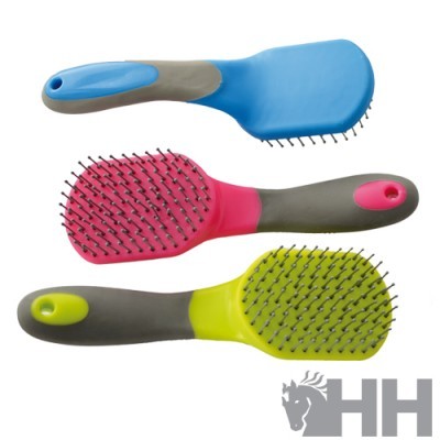 Três escovas de cabelo coloridas com cerdas metálicas