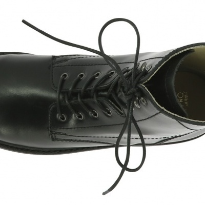 Bota preta de couro vista de cima