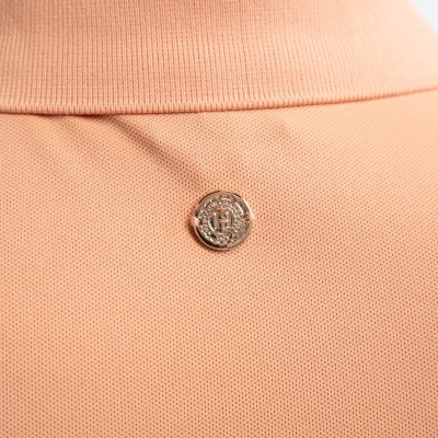 Colarinho de polo cor de rosa claro com botão metálico redondo