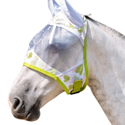 Máscara protetora branca e verde para cavalo com estampas de folhas