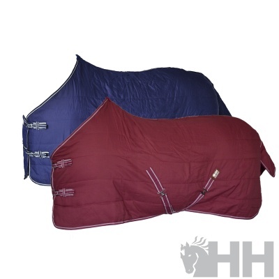 Duas mantas para cavalo, uma azul escura e outra bordô, com fechos metálicos e tiras ajustáveis