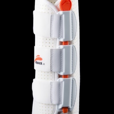 Órtese branca com tiras ajustáveis, apoios cinza, detalhes laranja, logo ‘Quick it’ em fundo preto