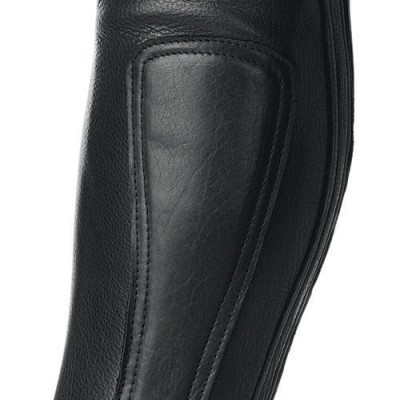 Peça preta de couro com painel acolchoado e costuras visíveis