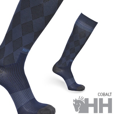 Meias desportivas azul cobalto com padrão de losangos e detalhes em preto