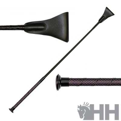 Chicote preto com empunhadura trançada e ponta em couro sobre fundo branco