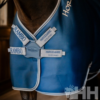 Capa azul para cavalo com fitas e fecho com texto Horseware Ireland e Rambo