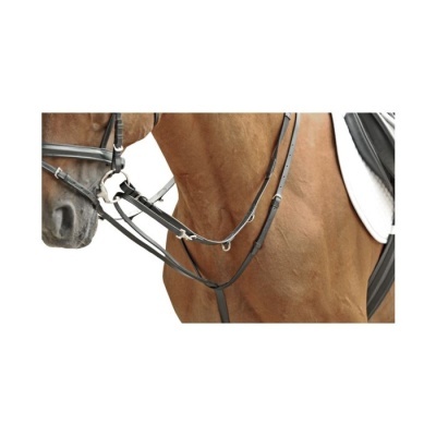 Cavalo castanho com rédeas e sela em fundo branco