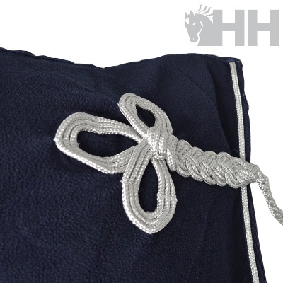 Cobertura azul escura em tecido polar com cordão trançado branco e logótipo HH e cavalo cinzento