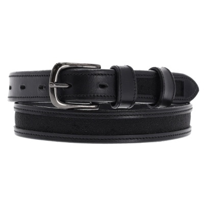 Cinto preto de couro com fivela metálica prateada
