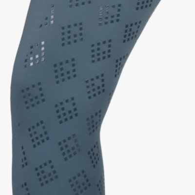 Meia-calça azul com padrões quadrados recortados.