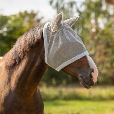 Máscara de malha branca para cavalo com orelhas cobertas
