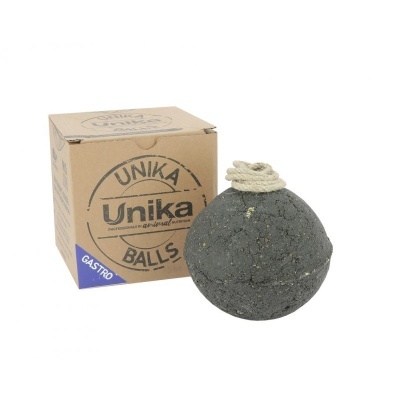 Produto esférico preto com corda branca ao lado de embalagem de cartão castanha com texto UNIKA BALLS.