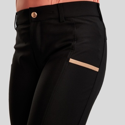Calças pretas com risca cor de rosa no bolso e botão dourado na cintura