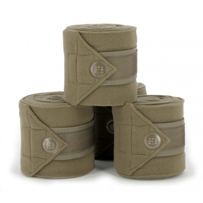 Banneras elásticas castanhas empilhadas em fundo branco