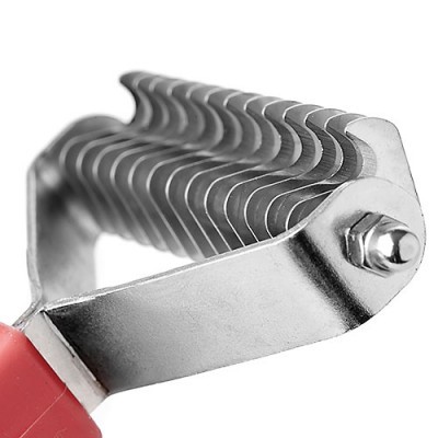 Pente metálico com lâminas curvas e cabo vermelho em close-up