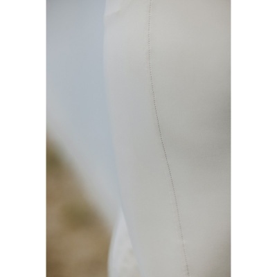 Vestido ou peça de roupa branca com costura visível vertical