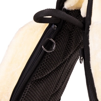 Acessório com interior peludo creme e exterior acolchoado negro com argolas metálicas