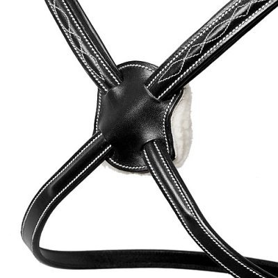 Arnês de equitação preto com costuras brancas e almofada felpuda branca