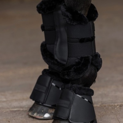 Botas de proteção pretas com pelo sintético em pés de cavalo