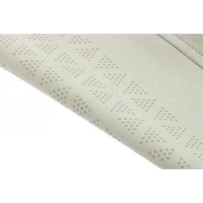 Material branco com padrão de triângulos e pontos perfurados