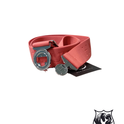 Cinto coral com fivela metálica prateada e gravação em relevo