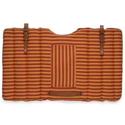 Sela para cavalo às riscas vermelhas e amarelas com fivelas de correia em pele.