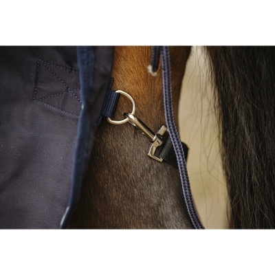 Pendurador metálico prateado em tecido azul e pelo de cavalo castanho