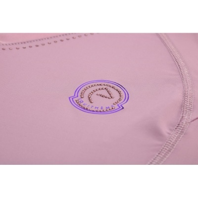 Detalhe de tecido rosa com logótipo decorativo de pedras e texto SOUTHÉMÊU