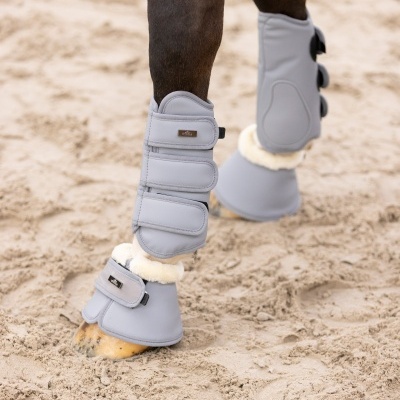 pernas de cavalo com proteções cinza claro e forro felpudo