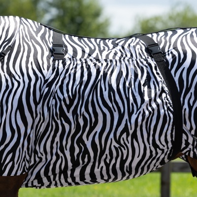 Manta para cavalo zebrada com alças pretas ao ar livre