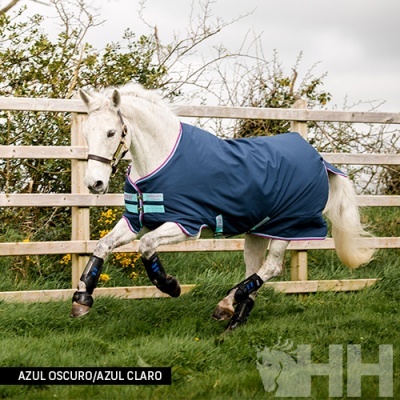 Cavalo branco com manta azul escuro e azul claro a galopar na relva