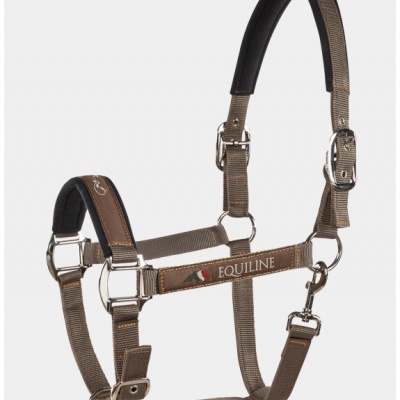 Cabresto para cavalo castanho com ferragens metálicas e texto EQUILINE