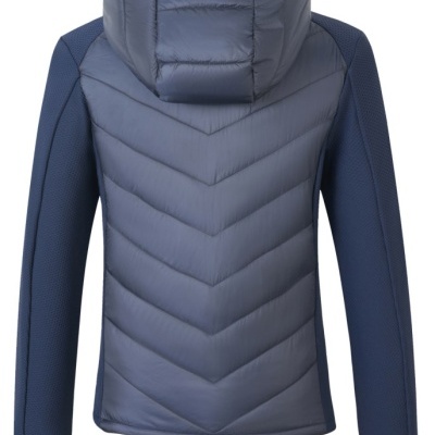 Casaco acolchoado azul com capuz e mangas em tecido texturizado azul escuro visto por trás