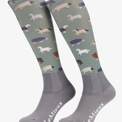 Meias cinza e verdes com padrão colorido de cavalos e a palavra LeMieux.