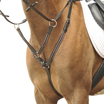 Parte do corpo de cavalo com arreios castanhos, sela preta e manta branca