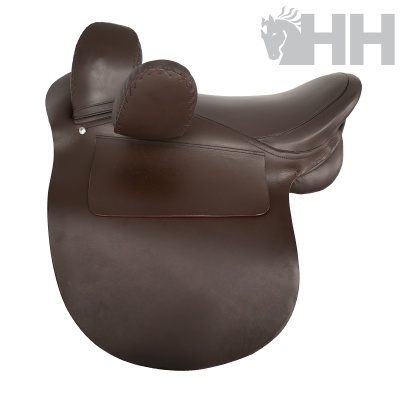 Sela castanha de couro para equitação com almofadas acolchoadas sobre fundo branco.