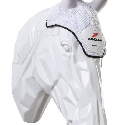 Cobre-orelhas branco para cavalo com logótipo ZANCONA em manequim branco