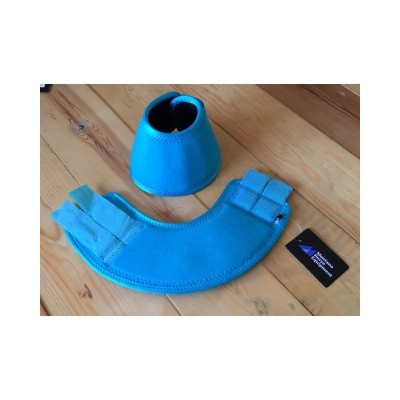 Conjunto de proteção azul turquesa com velcro e cone para cascos de cavalos em chão de madeira