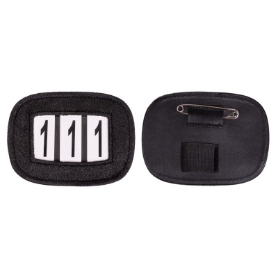 Placas identificadoras pretas com números 111 e alfinete de segurança