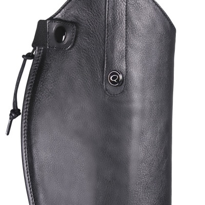 bota preta de couro com botão e cordão ajustável