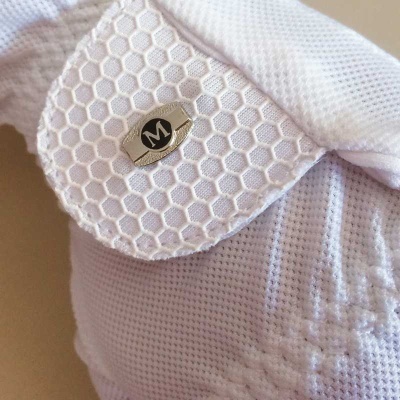 Colarinho branco com textura hexagonal e etiqueta 'M'