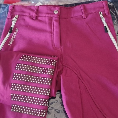 Calças de desporto rosa com fechos de correr e faixa decorativa