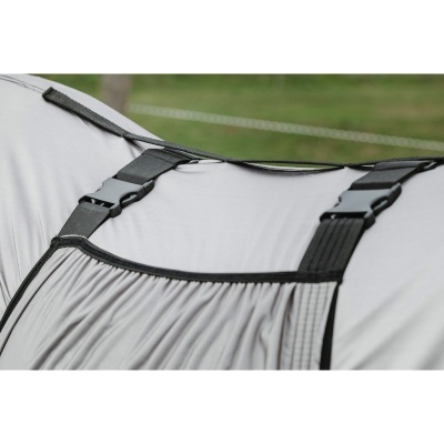 Tecido cinzento com fivelas e alças pretas numa superfície esticada