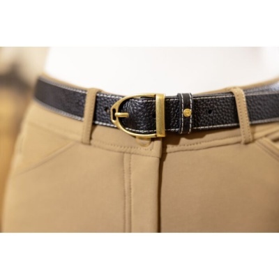 Cinto preto de couro com fivela dourada usado com calças bege